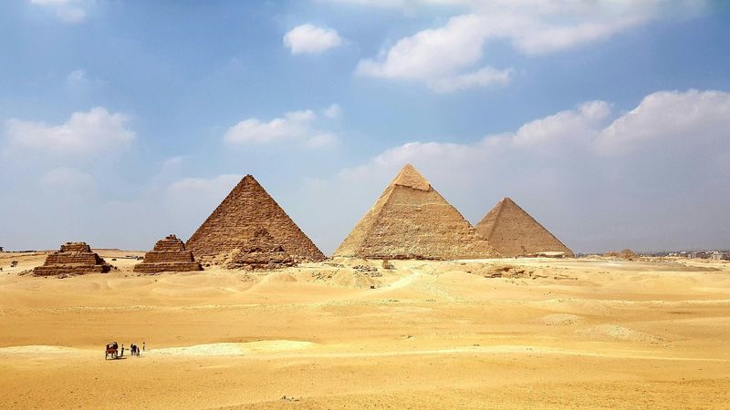 Pyramiden von Gizeh in der Wüste, die ägyptische Kulisse von Book of Ra online