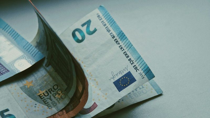 Euroscheine auf dem Tisch für die erste Online Casino 5 Euro Einzahlung