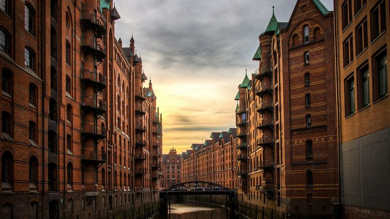Hamburger Speicherstadt im Abendlicht, ein Stück Alltag in Deutschland, wo wir jedes Online Casino Deutschland mit echtem Geld testen