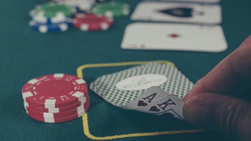 Ass und König auf dem Tisch neben Chips, der perfekte Start beim Online Blackjack