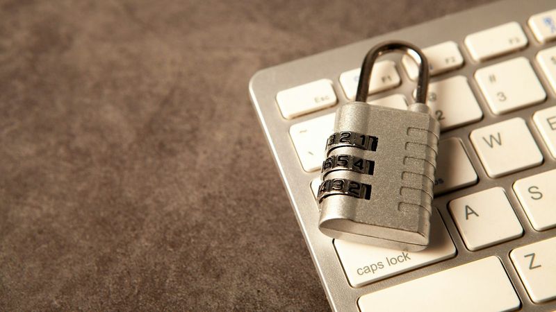 Zahlenschloss auf einer Tastatur als Zeichen für Sicherheit bei seriösen Online Casinos